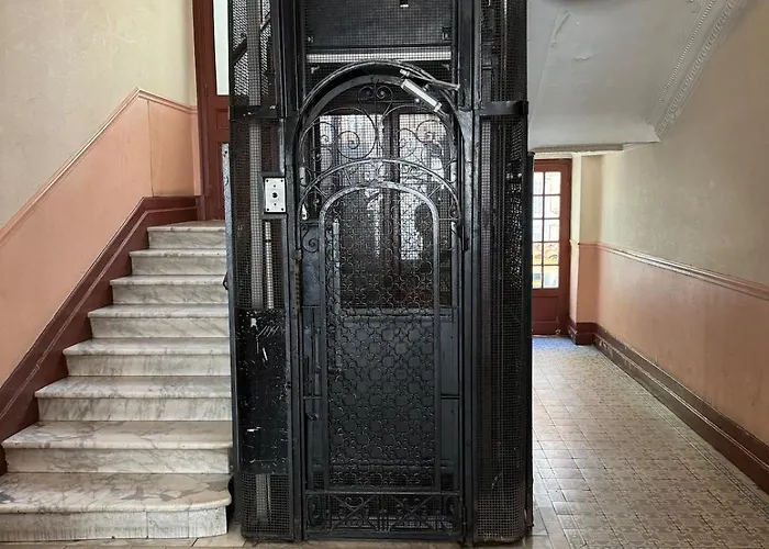 Large 7 Minutes From *